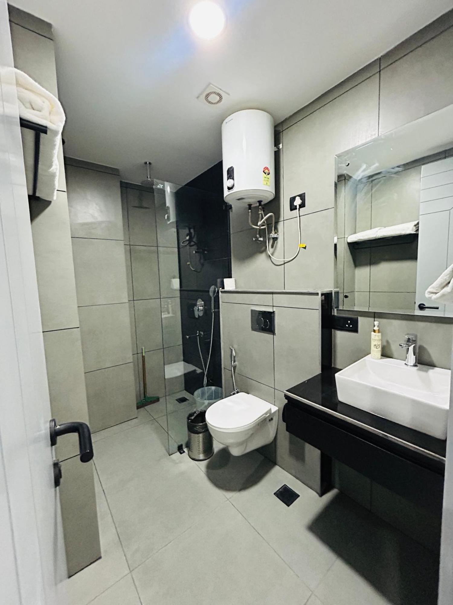 Bedchambers Luxury Apartment Near Golf Course Road Gurgaon Exterior photo